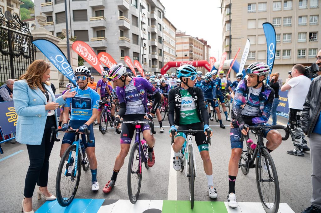 Salida Etapa 3 Vuelta Ciclista a Asturias