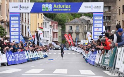 Édgar Cadena se llevó la tercera etapa de la Vuelta Asturias